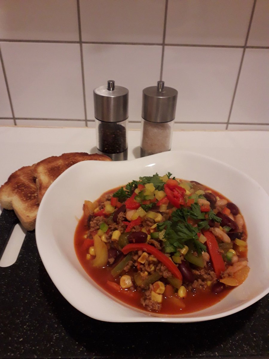 JensAusHamburg's tweet photo. #Chili_con_Tofu.
#Tofu, Weisse #Langbohnen & #KidneyBohnen, #Mais, #Tomatenmark, passierte #Tomaten, #Knoblauch, #Peperoni, #PaprikaMix, #Salz, #Pfeffer, #Petersilie und #getoastetes #Maisbrot.
#DinnerForChampions https://t.co/uiabzLvGn0