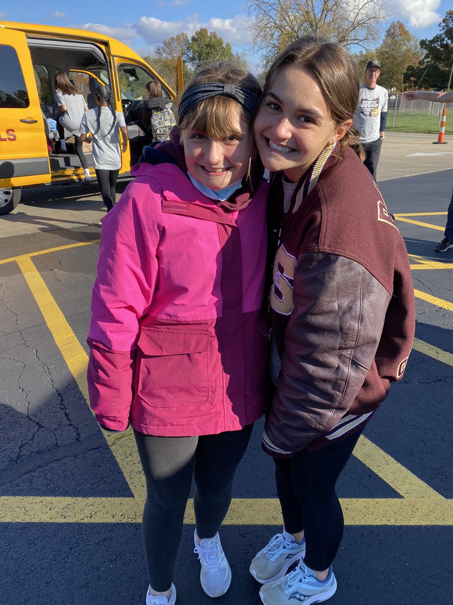 MrsFunai551's tweet photo. Enjoyed sending off the girls cross country team-even got a sisterly hug in! Good luck lady bulldogs! @mrsknepp552 https://t.co/Mtoihj6IS2
