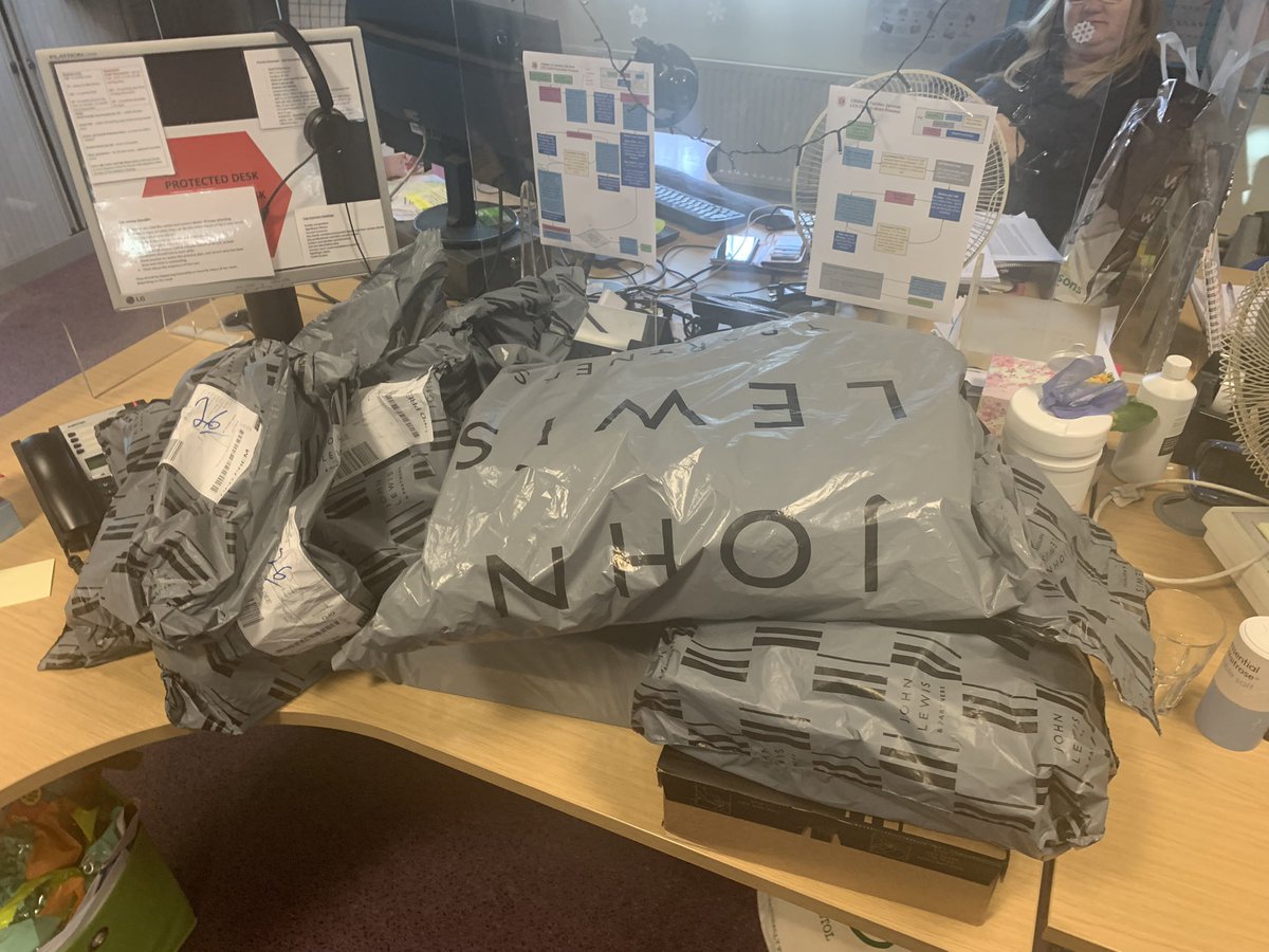 Cilla27041's tweet photo. Well the team at Children Services in Bristol are truly thankful for @sarajcox @BBCRadio2  super kind generosity in donating some well and truly amazing Christmas gifts for the little people we support and champion. Thank you, you lovely, lovely lady… Mwahhhhaaa ❤️xx https://t.co/G0sX0b1dDu