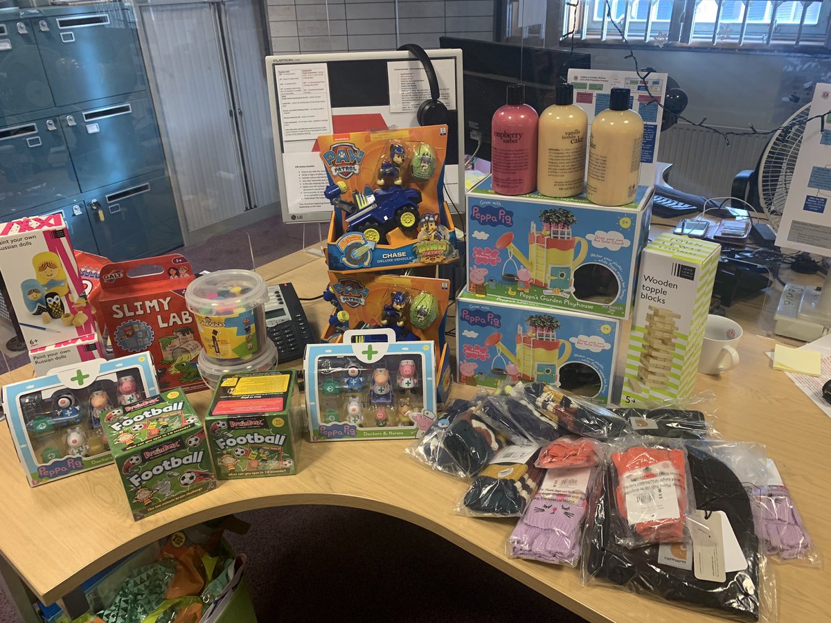 Cilla27041's tweet photo. Well the team at Children Services in Bristol are truly thankful for @sarajcox @BBCRadio2  super kind generosity in donating some well and truly amazing Christmas gifts for the little people we support and champion. Thank you, you lovely, lovely lady… Mwahhhhaaa ❤️xx https://t.co/G0sX0b1dDu