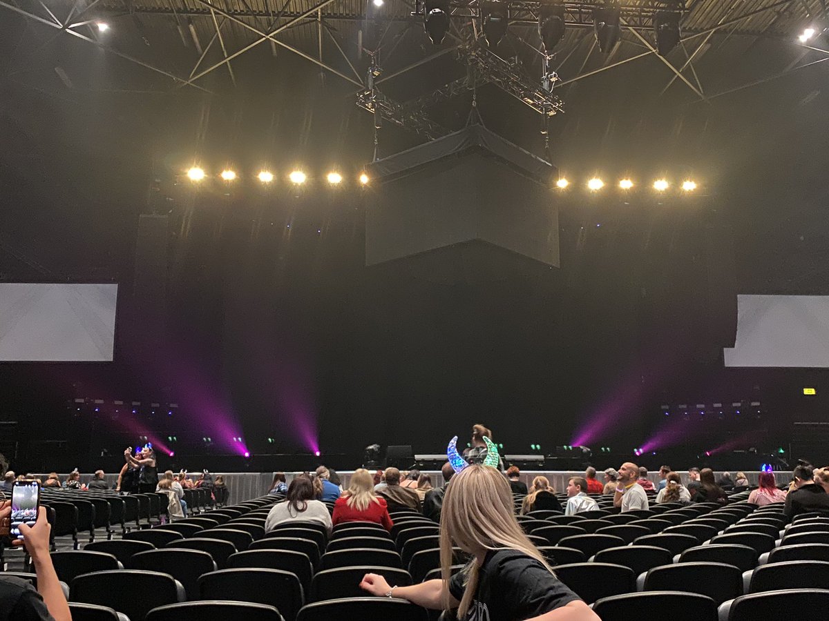 twisted_angel5's tweet photo. It’s time to begin now count it in…. 5, 6, 7, 8. #stepstour #WTFHTour + #sophieelisbextor🥂💗🥳💃🏻🕺🏻💃🏻 https://t.co/ZIZIvoT2l6