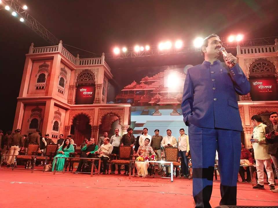 imtanmay_12's tweet photo. दतिया महोत्सव में #द्दा का चला जादू @DrKumarVishwas, #dadaa पे कभी इतना कभी नहीं हंसे, आज Live सुना और ग्वालियर से दतिया जाकर सुना और आज का हासिल सिर्फ #द्दा 😂 😂।
@drnarottammisra
@DrKumarVishwas https://t.co/YwntnPLZ3c