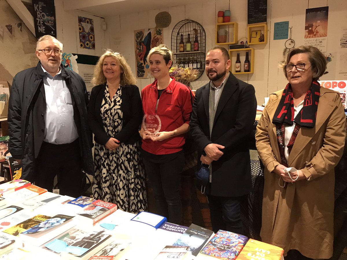 Remise locale <a href="/DUTRUCPhilippe/">DUTRUC philippe</a> Pdt CCI79, C. De Oliveira <a href="/MacifAssurances/">Macif</a> fiers de remettre le #MercureOr2021 à Célia PROT l’Ombre du Vent librairie café #Niort en présence de <a href="/NiortAgglo/">Niort Agglo</a> <a href="/Mairie_Niort/">Ville de Niort</a> <a href="/RDupeyrou/">RomainD</a> Soutenons le commerce local <a href="/ccifrance/">CCI France 🇫🇷🇪🇺</a> <a href="/Economie_Gouv/">Ministère de l'Économie et des Finances</a> <a href="/JeromeBaloge/">Jérôme Baloge 🇺🇦</a>