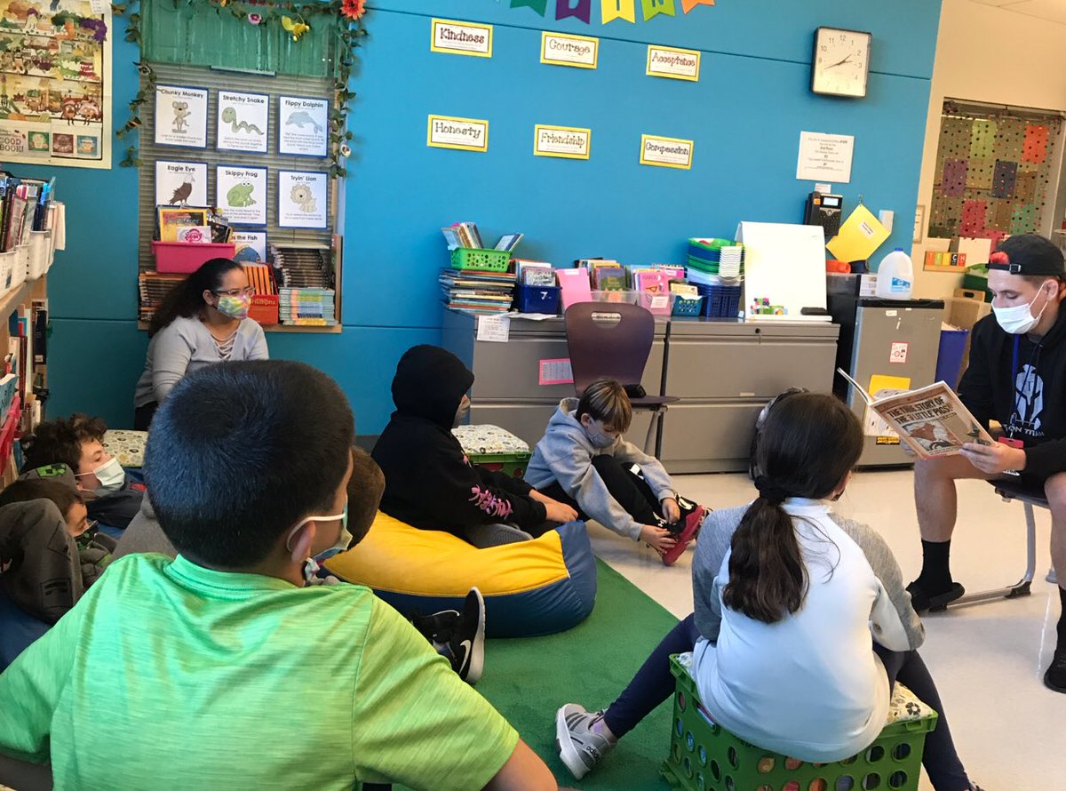 MsYoungs_Class's tweet photo. Thank you to @MoutinhoKris for being our Mystery Reader today @WoodlandMilford! We loved having you &amp; loved your advice on following our dreams &amp; listening to the teachers &amp; coaches who are here to help us along the way!Thank you! #MPSlearns #BeWES @WoodlandAPWood @MilfordSchools https://t.co/0q0AIF1vyT