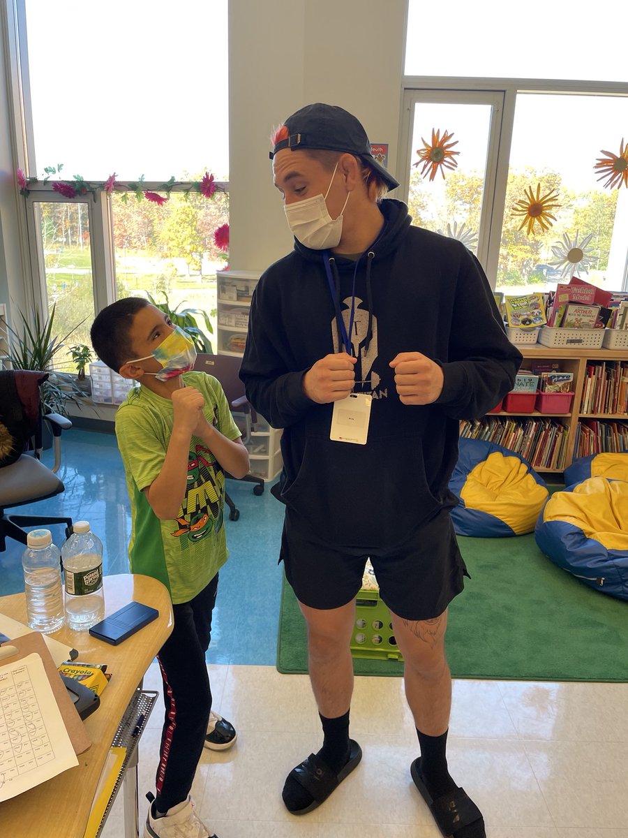 MsYoungs_Class's tweet photo. Thank you to @MoutinhoKris for being our Mystery Reader today @WoodlandMilford! We loved having you &amp; loved your advice on following our dreams &amp; listening to the teachers &amp; coaches who are here to help us along the way!Thank you! #MPSlearns #BeWES @WoodlandAPWood @MilfordSchools https://t.co/0q0AIF1vyT