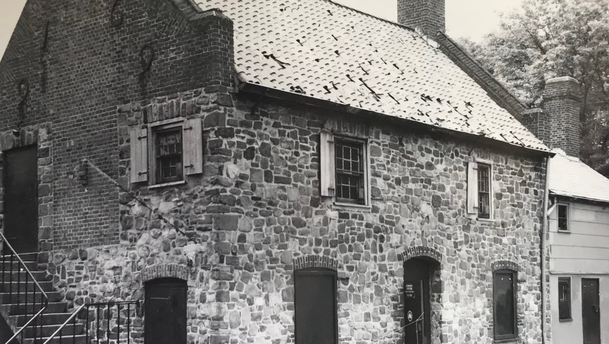 OSHBklyn's tweet photo. Another #FlashbackFriday, this time from the late 1960's when we still had a tile roof and wooden siding!
Photo by John Gallagher.
#HistoricHouseMuseum #History #Brooklyn #ParkSlope #Gowanus #HistoricSites #HistoricPlaces #NYC #NYCParks #DutchColonial https://t.co/m1RSDGv3Mr