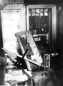 BandEAtoZ's tweet image. Because they had the time, this wasn’t just a bank robbery, it was a complex attack on the town.

rwf2000.com/Bank.htm 

#OutOfScope #PhysicalSecurity #ThreatModel #OpenSesame #truecrime #SafeTechnician #SafeEngineer #safetech #safecracker