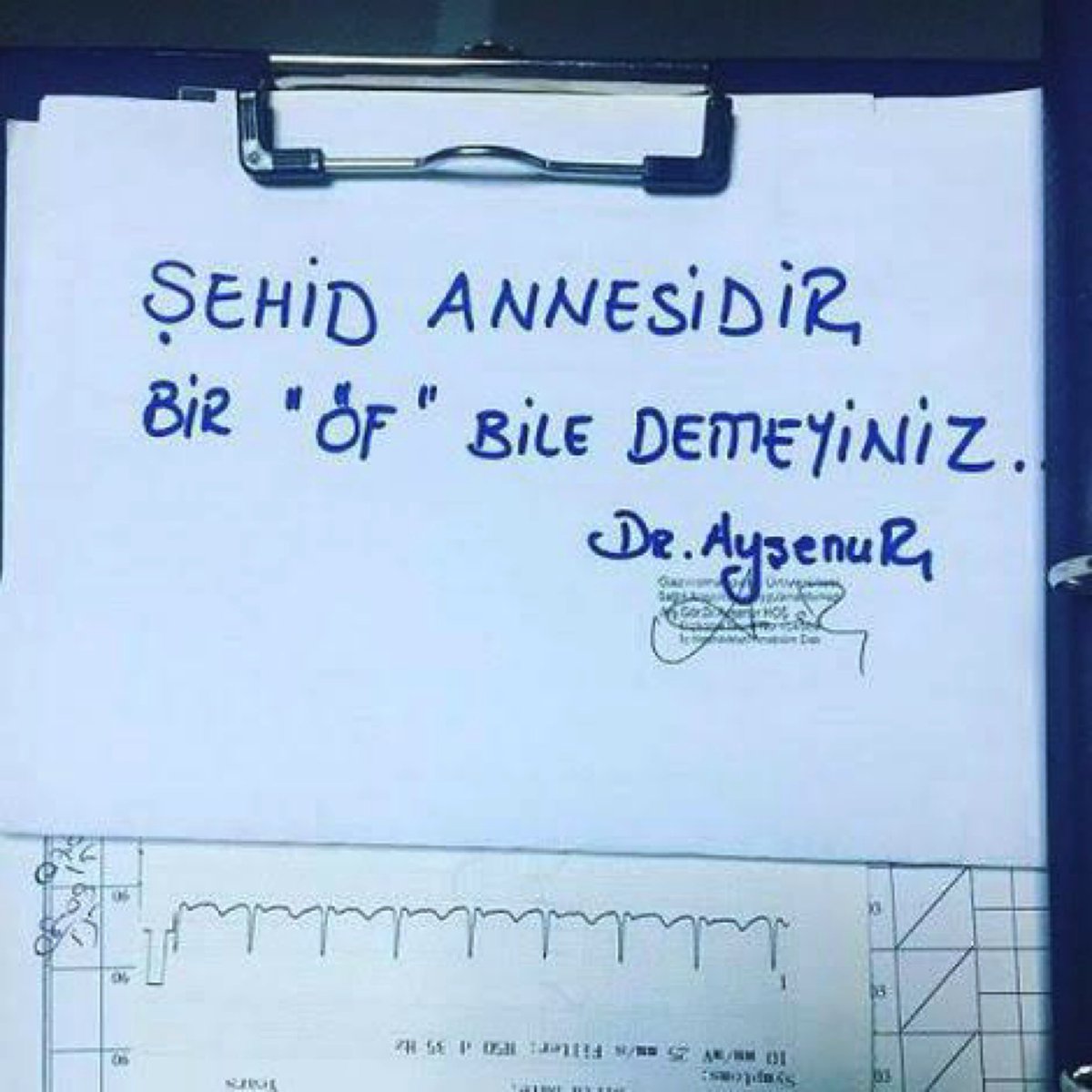 e_atila's tweet photo. Lütfü Türkkan’ın ağza alınmayacak küfürler ettiği şehit yakının cümlesiydi “Benim kardeşimin vücudu parçalandı, günlerce ayaklarını aradık.”

Bir doktorun bir şehit annesi için bıraktığı not.

İnsan olmak ya da olmamak. https://t.co/dPUB1WHoYJ