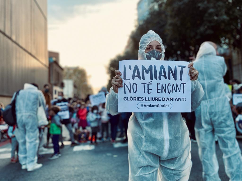 Manifestació d'aquesta tarda a la porta de l'Escola dels Encants!
Els nostres infants van a l'escola i estan exposats a fibres d'amiant cancerígenes de nombrosos teulades d'uralita. 
No descansarem fins que aquestes teulades es retirin! Amb la salut dels nens no es juga.