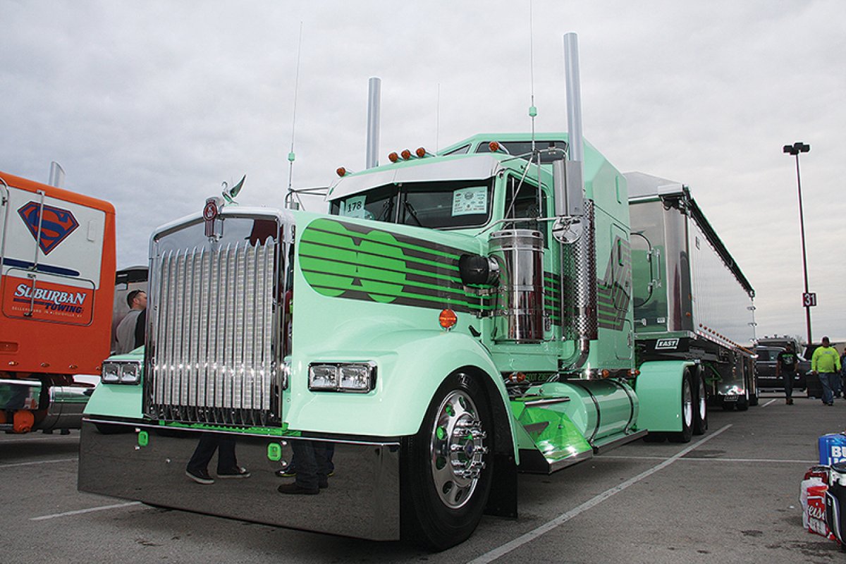 TruckingDepot's tweet photo. Are you a fan of the colors on this big rig? #Trucking #TruckingDepot #Truckers https://t.co/V2fKXC5lYV