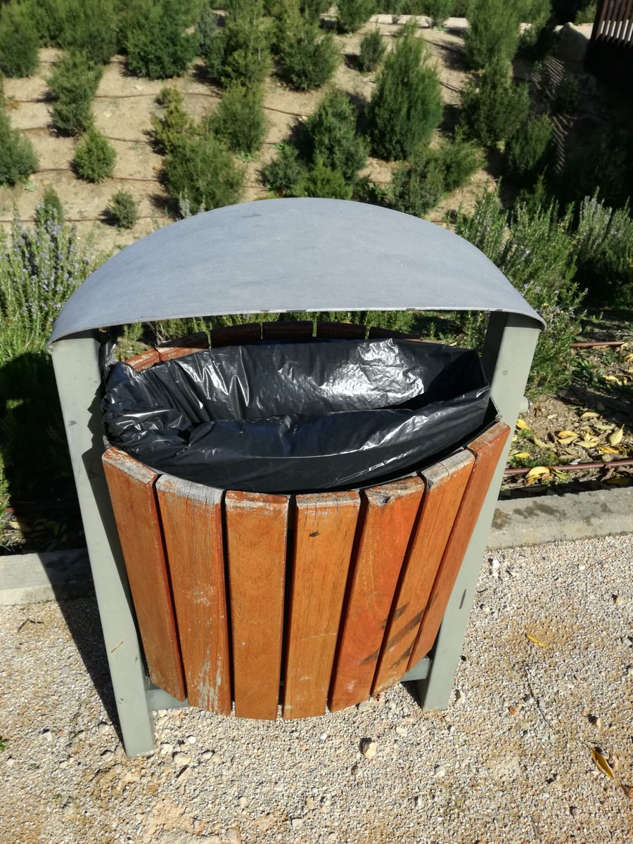 Cómo le gusta al <a href="/MADRID/">Ayuntamiento Madrid</a> gastar bolsas de plástico de forma innecesaria, esta papelera tiene cubo metálico extraible en su interior. Está en el <a href="/PF_Valdebebas/">Parque Forestal Valdebebas - Felipe VI</a>, hay cienes y cienes