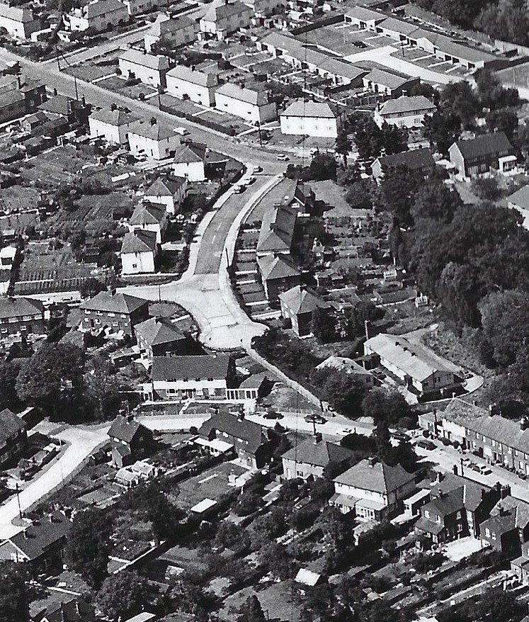FryerningFrame's tweet photo. This photo shows the site of the biggest annual #GuyFawkes bonfire site in #Ingatestone #Essex from the 1950s to the early 1960s.
It also shows the main sites where members of the #Cox and #Fletcher families have lived from the 1930s to today.
(#IFHAS Photo Archive) https://t.co/zFTBmE1FMq