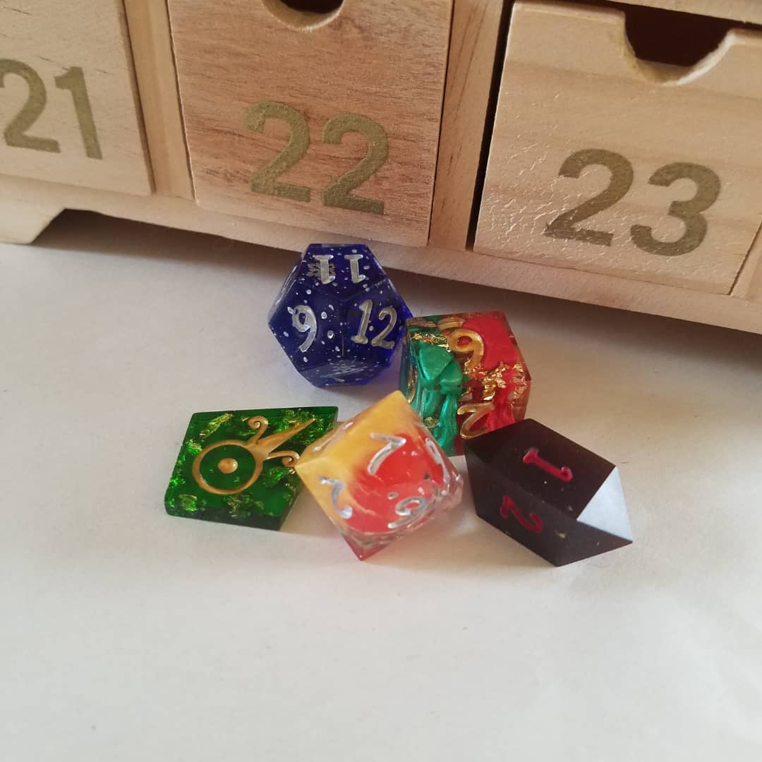 alchemist_attic's tweet photo. There's now new items in the shop (https://t.co/jlCer36p9Q), including dice with designs both new and old, fate dice, and even a couple of advent calendars! Come take a look :D #handmadedice #dice #resin #dnd #dungeonsanddragons #fatedice #fudgedice #shop #forsale https://t.co/Un09ItrdJw