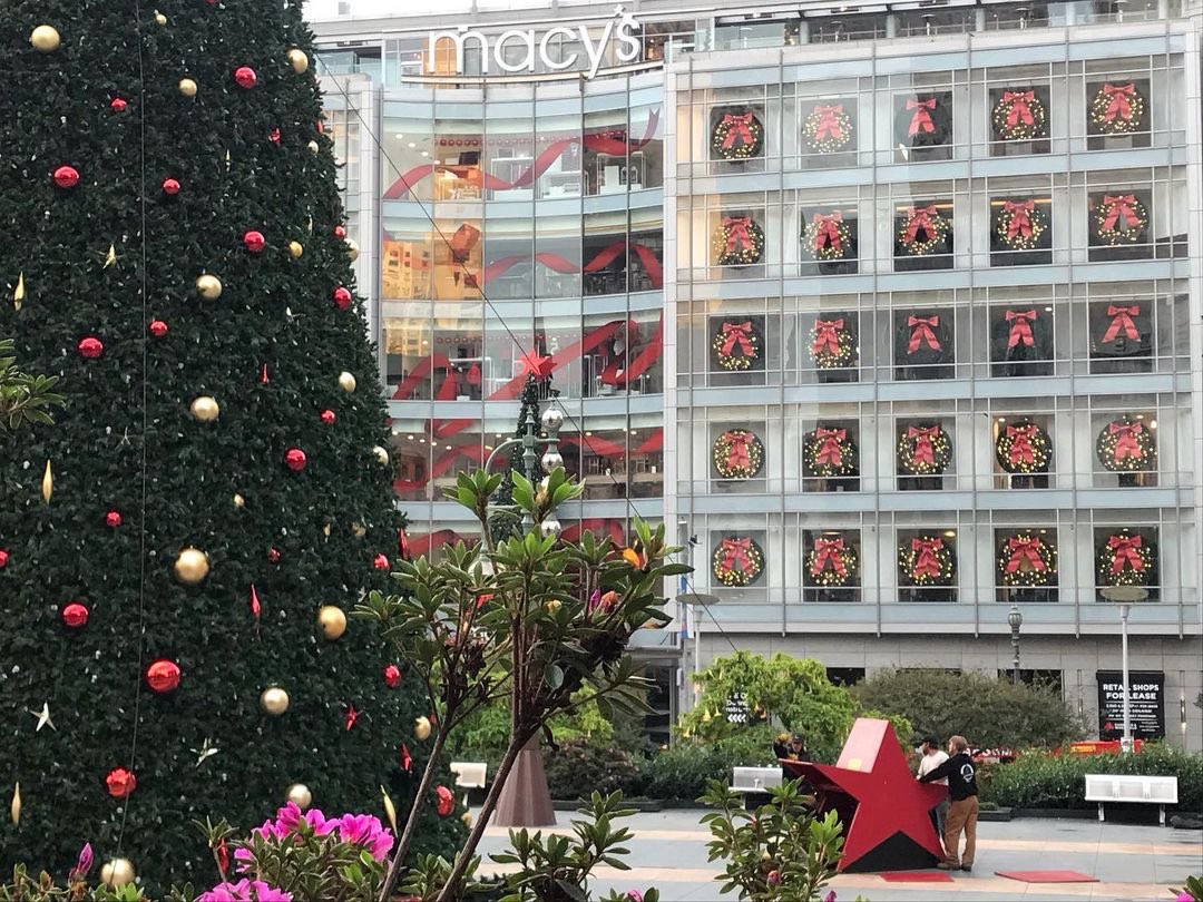 UnionSquareSF's tweet image. While still early, @Macys #GreatTree is already spreading holiday cheer in #UnionSquareSF 🎄🌟❤️