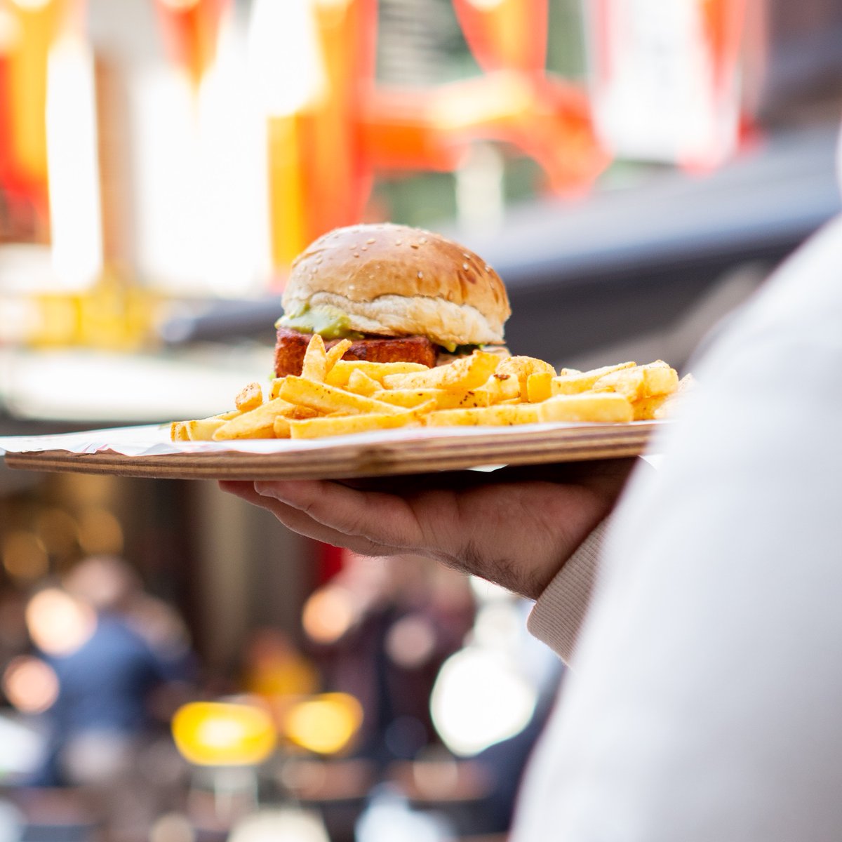 Ohannes_Burger's tweet photo. Pazar servisi başlıyor! 😎
📌Ohannes Burger
📍İzmir ‘12 📍Manisa 📍Aydın 📍Antalya 📍Kalkan 📍Çanakkale ve📍Fethiye’de!
#ohannesburger #burgerstore #burgerday #burger🍔 #burgerstagram #friesbeforefriends #burgerweekend #bffs #friendsburgers https://t.co/kA8MHQXoY1