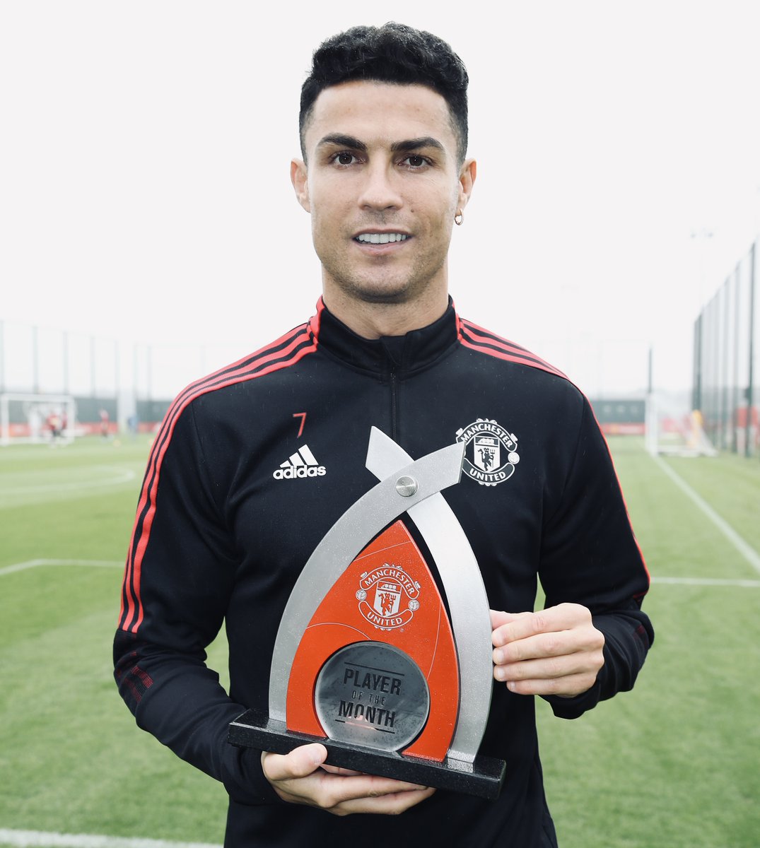 ManUtd's tweet photo. 🥁 Presenting October's Player of the Month...

🏆 @Cristiano

#MUFC https://t.co/lqpPudSNc9