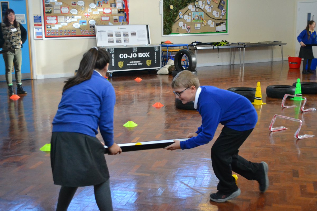 SchoolWoodfield's tweet photo. Luke from @RugbyLeeds came in today to deliver a @CommandoJoes session and club. Our students loved it and had a fantastic time problem solving, team building and more. We are so proud of each and every one of them! Fantastic team work and communication! #activelearning #ks1 #ks2 https://t.co/8SkFkDyqhU