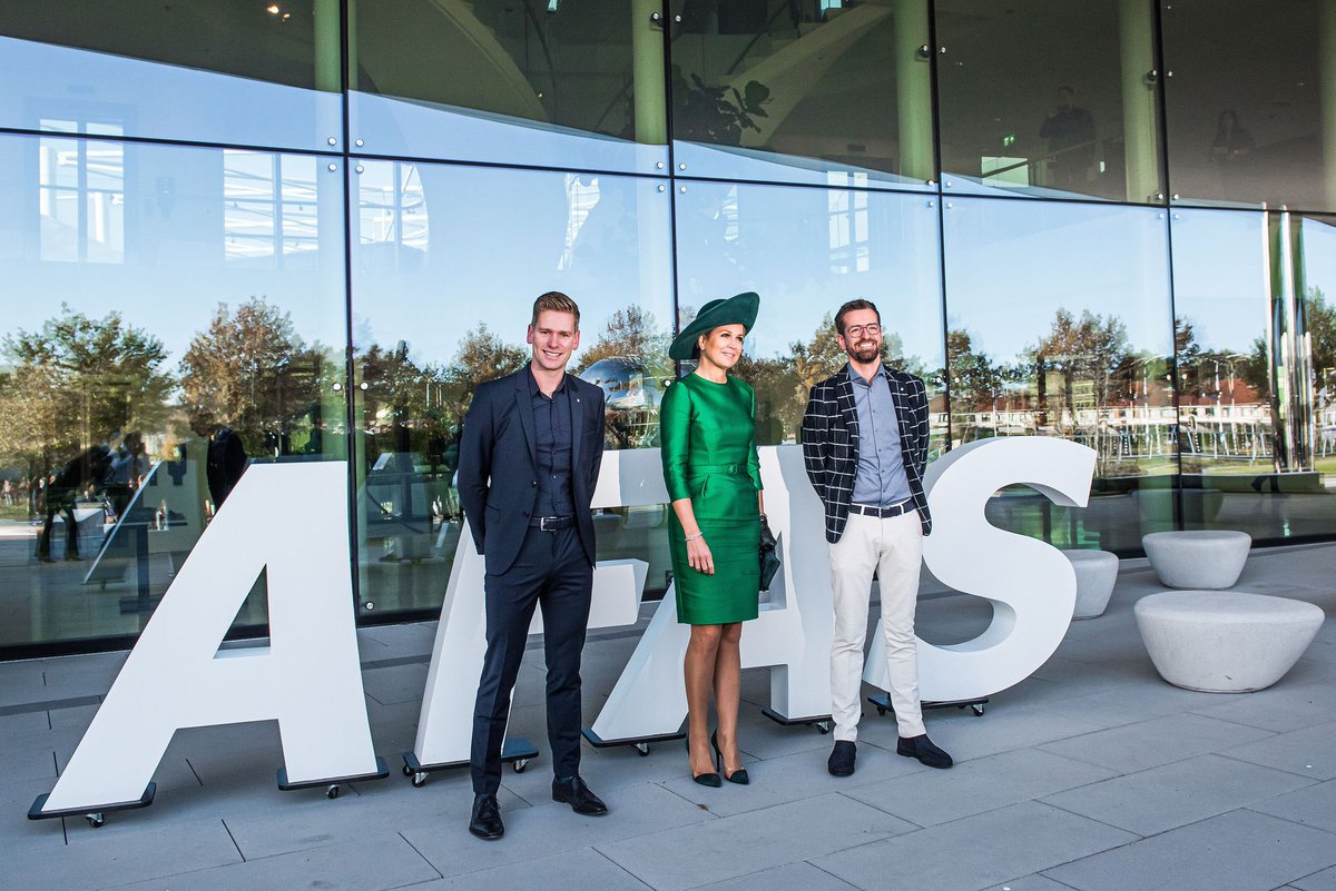 koninklijkhuis's tweet photo. Twintig procent van het nieuwe hoofdkantoor van @AFAS Software is bedoeld als werkplek. De overige ruimte is gericht op het ontvangen en inspireren van gasten. Koningin Máxima opent het kantoor en krijgt een rondleiding. https://t.co/FOzrbQpZpt https://t.co/BlTqFte0hr