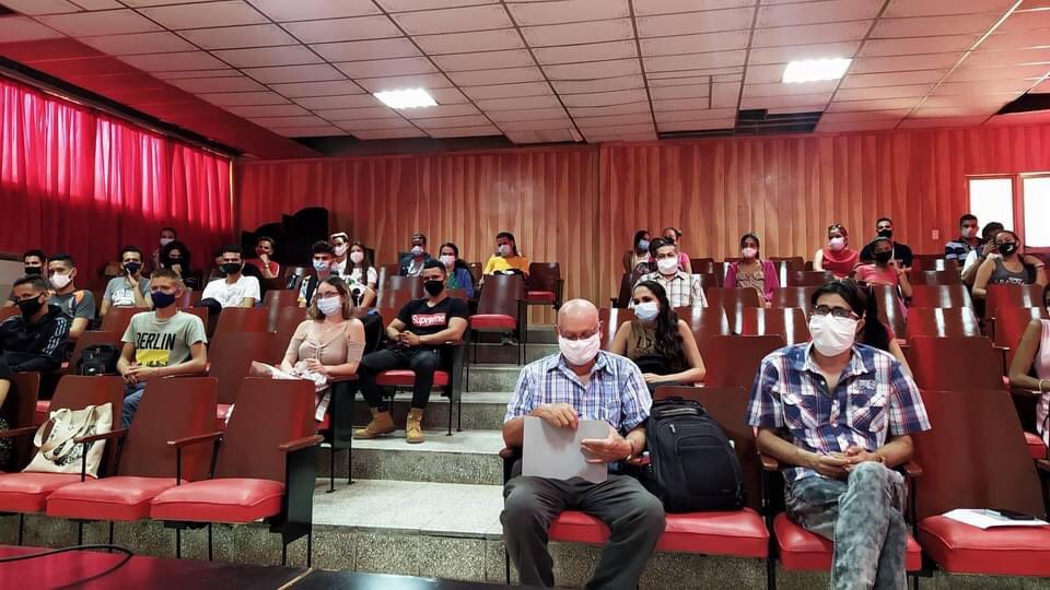 FEUdelaUHo's tweet photo. Estudiantes de primer año de la Facultad de Ciencias de la Información intercambian con la rectora de la Universidad de Holguín, la secretaria del PCC en el centro, el secretario de la UJC y la presidenta de la FEU, junto a los directivos de la propia facultad.
#FEUHo #OrgulloFEU https://t.co/AQfd0ei1FX