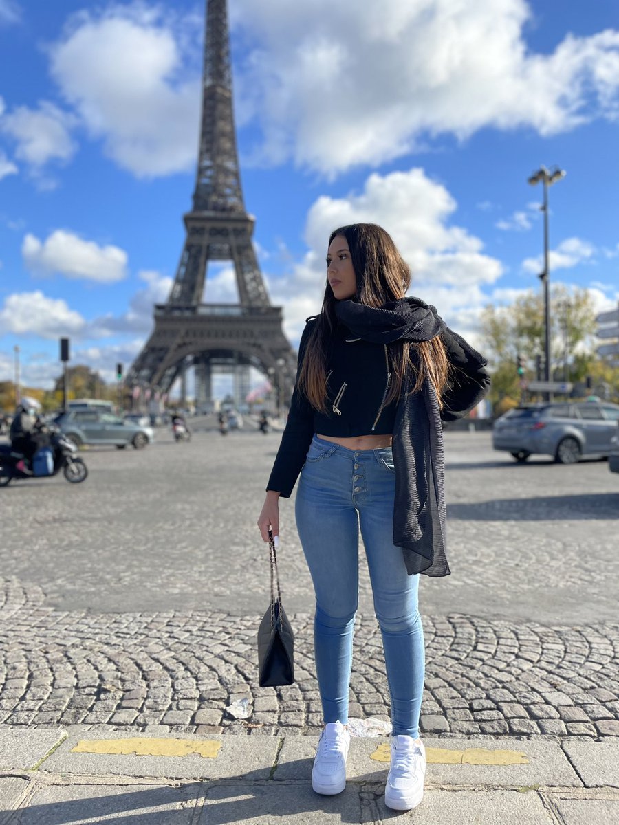 Melna_k's tweet photo. Le bus a tuer ma photo 😭 https://t.co/ydLlB0SlTE