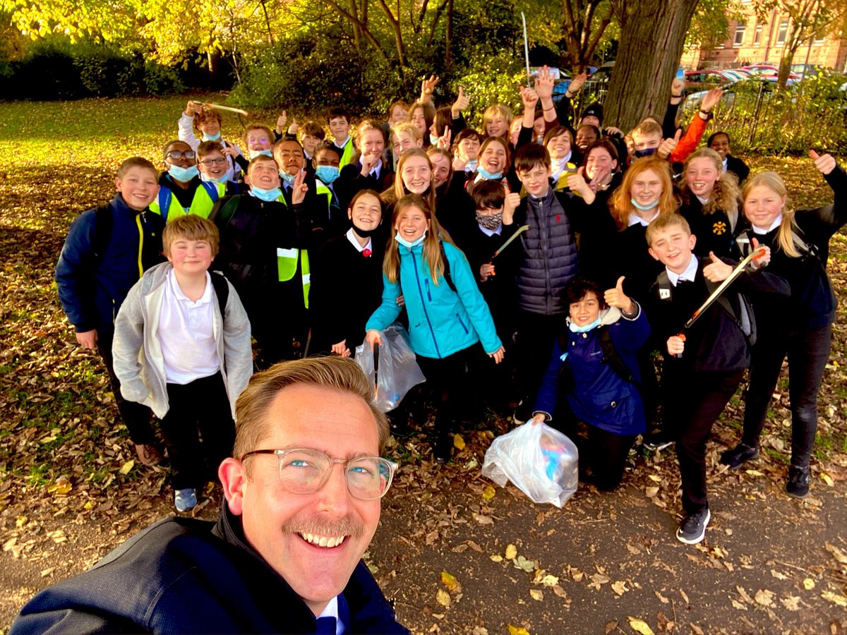 NmburgeEdu's tweet photo. Our first #communitycrew @TrinityAc_Edin this Friday with over 40 s1 super stars staying after school And giving their time to do a #VictoriaPark litter pick. What an awesome bunch. https://t.co/Aoc9JxwnwD