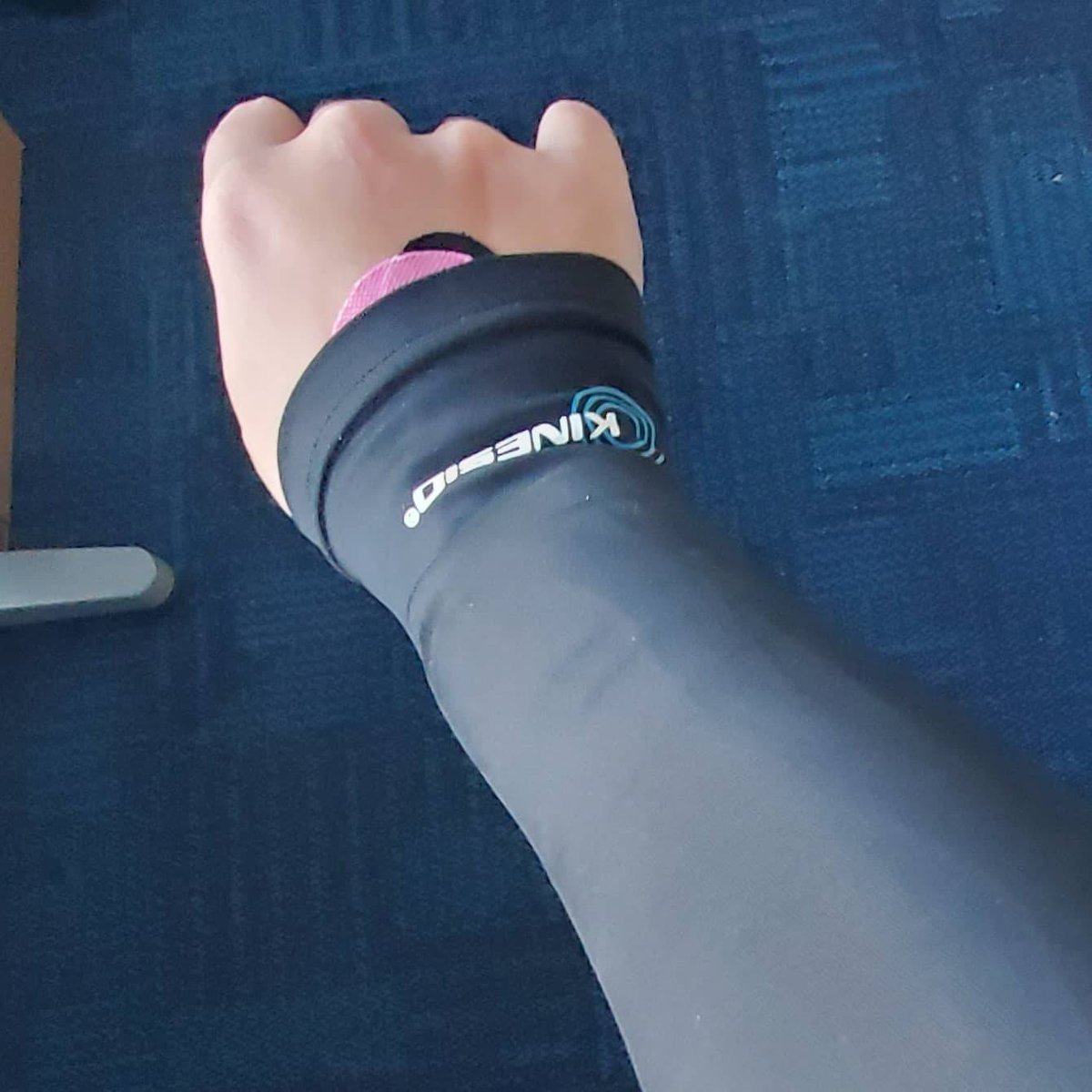KinesioTape's tweet photo. #Repost @brttny A bonus to working @kinesiotape, when ur in pain u get taped. #EDF (black tape), #Snowflake (pink), Y-strip (long blue) & Web cut (blue). Then a #Kinesio ArmSleeve to protect my taping. #kinesiotape #Kinesiotapingmethod #painrelief #carpaltunnel #tapewithwisdom https://t.co/sCu9zsvYLc