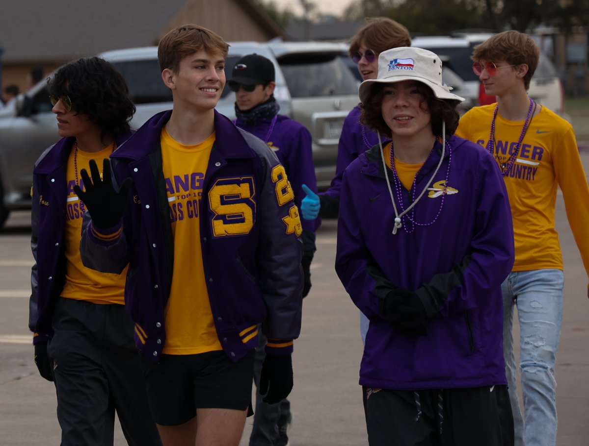 Sanger_ISD's tweet photo. Scenes from this morning's state send-off for the boys and girls cross country teams. 🏃‍♂️🏃‍♀️

The Indians and Lady Indians will compete tomorrow morning at Old Settler's Park in Round Rock for the Class 4A championships.  #OneFamilyOneTribe https://t.co/0N27TGvd0V