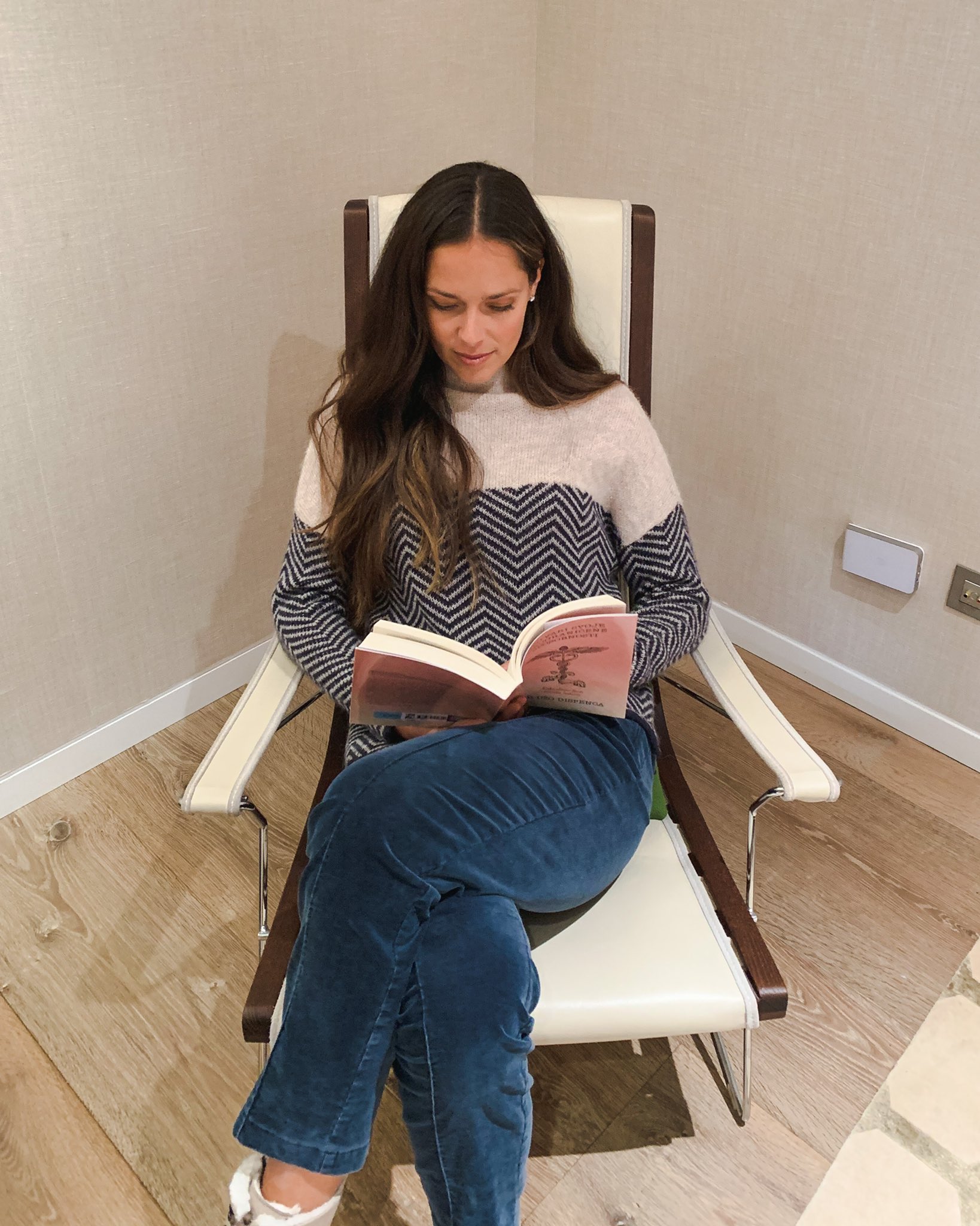 Ana Ivanovic on Twitter: "The leaves are finally falling 🍂 and with it  begins the cozy reading time 📖✨ https://t.co/Puw3wOjj9u" / Twitter