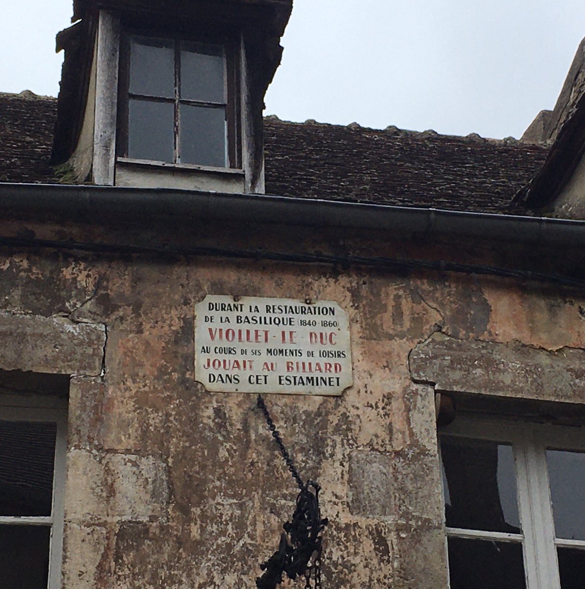 Quelle merveilleuse plaque. C'est à Vézelay. Photo : <a href="/fab_oppermann/">Fabien Oppermann</a>.