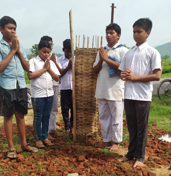 sathyasaiodisha's tweet photo. Loving Sairam..
With the Blessings of Swami,on the holy day of Sai Avatar Declaration day plantation program under Brikshya Ropan Abhiyan has been carried out at Dindabhuin Village by Daspalla Samithi of Nayagarh District on 20.10.21.
#Avatardeclarationday
#Nayagarh
-Media Team https://t.co/w0N2YenKH0