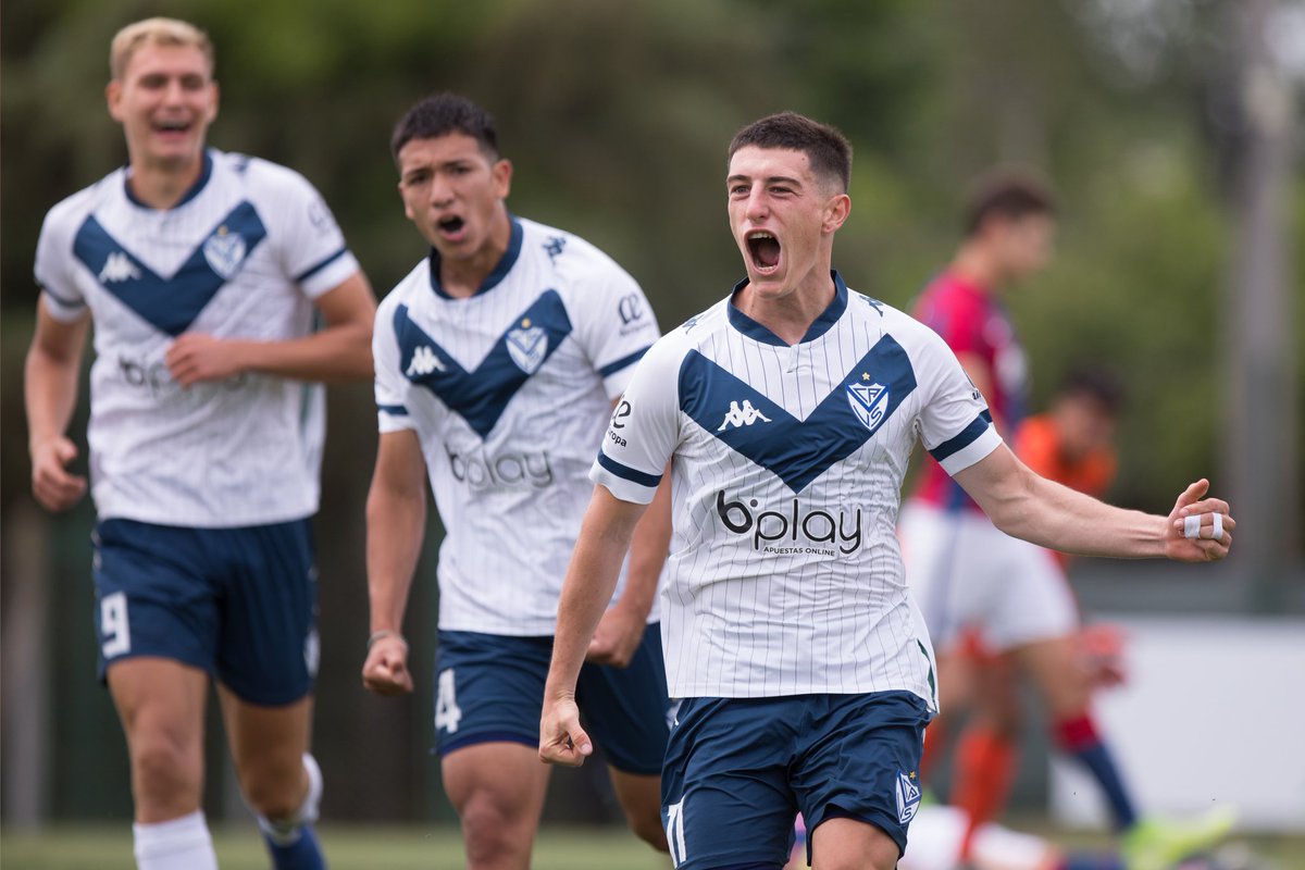 Velez's tweet photo. ⏹️ ¡Final en Reserva! Gran  partido de #Vélez y victoria ante @SanLorenzo, con goles de Federico Versaci y Julián Fernández.

⚪ VEL 2-0 SAN 🔴

#JuegaVélez https://t.co/ERRpn8UBnC