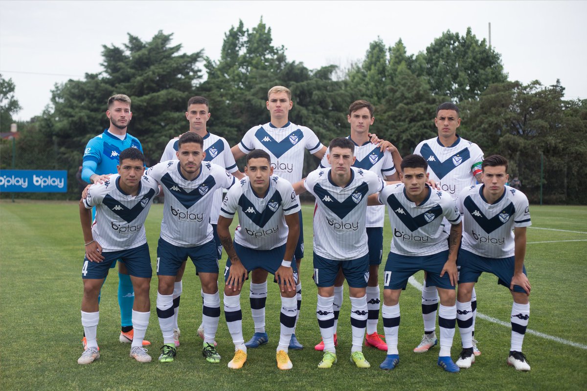 Velez's tweet photo. ⏹️ ¡Final en Reserva! Gran  partido de #Vélez y victoria ante @SanLorenzo, con goles de Federico Versaci y Julián Fernández.

⚪ VEL 2-0 SAN 🔴

#JuegaVélez https://t.co/ERRpn8UBnC