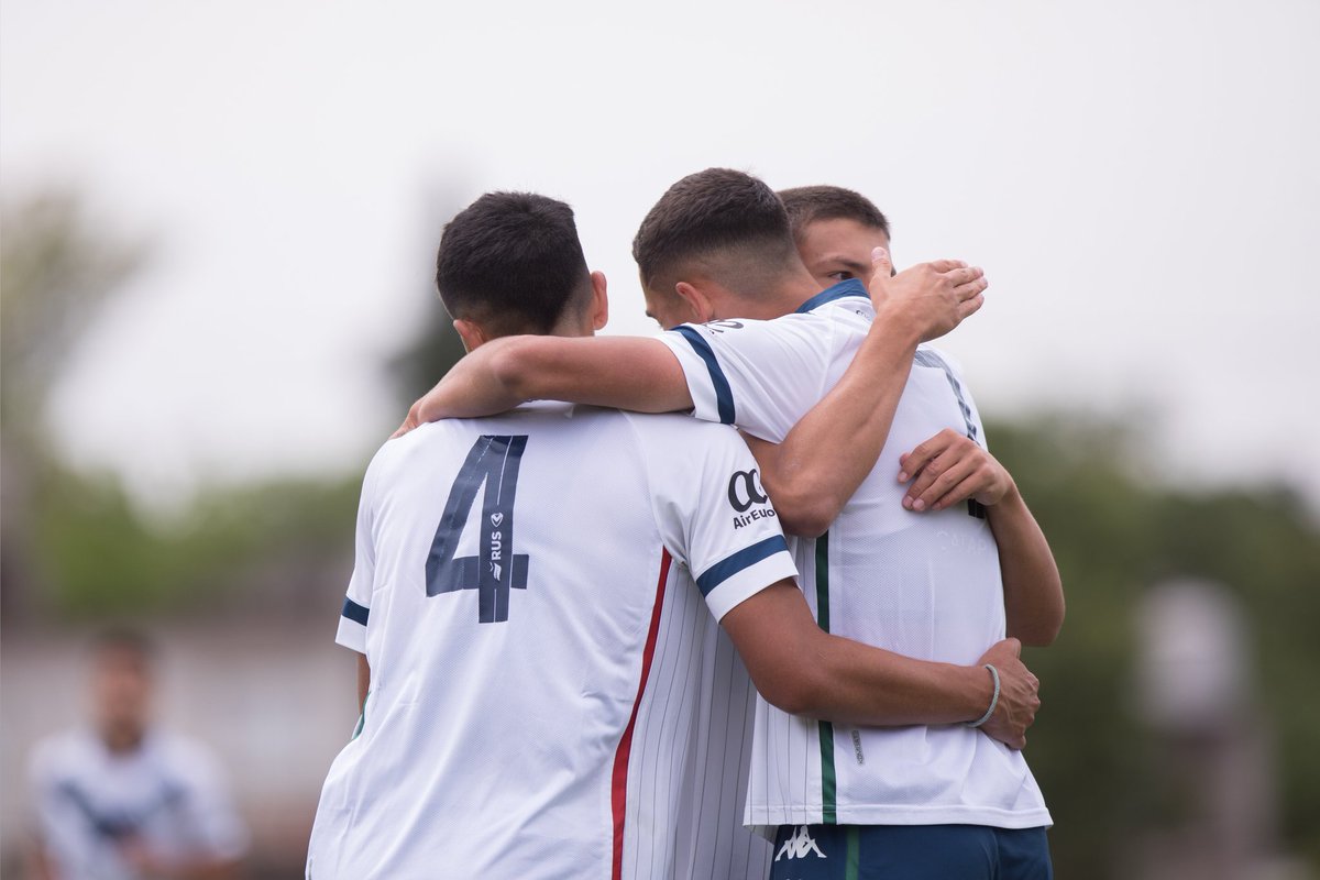 Velez's tweet photo. ⏹️ ¡Final en Reserva! Gran  partido de #Vélez y victoria ante @SanLorenzo, con goles de Federico Versaci y Julián Fernández.

⚪ VEL 2-0 SAN 🔴

#JuegaVélez https://t.co/ERRpn8UBnC