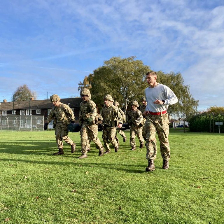 43HQSpSqnRE's tweet photo. Commander’s Challenge No.1 - #BattlePT. Today members of 43 completed the first of a series of challenges for the @Comd170Gp Cup. Log race, strong man, loaded march, casualty drags and carries. Well done #AAPTI LCpl T for organising 💪 bring on the next event. #JNCOLeadership https://t.co/rA0Vv2qKIM
