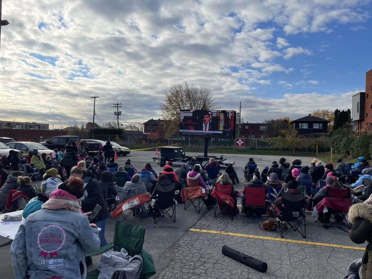 EricG_Champlain's tweet photo. Avec les collègues de la @FIPEQ_CSQ à Montréal pour écouter religieusement l’interpellation du ministre @lacombemathieu à l’#AssNat ! Les paroles ne suffisent plus pour reconnaître le travail de TOUTES les intervenantes en petite enfance! #polqc #grève https://t.co/V06NWHVTuf
