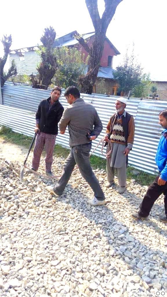 YouthJKAP's tweet photo. #ApniParty Youth Wing Vice President and DDC Member #Tangmarg, Advocate Mir Tajamul Ishfaq paid a visit to #Treran where he inspected the #macadamization of roads leading to remote areas

Statement here : https://t.co/2Icmcr6xDR https://t.co/urLHGqkbBM