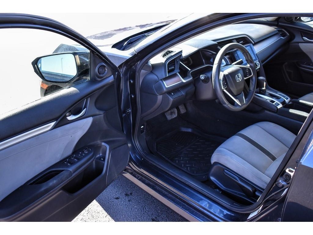 HayesMotorUsed's tweet photo. Striking the perfect balance of comfort, sophisticated style, efficiency &amp; athleticism, our 2017 Honda Civic is a smart choice for your next vehicle!😎

Click here for more details⮕: https://t.co/qRBCy1J7aH https://t.co/GSDmQKOozS