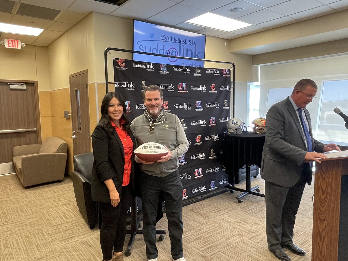 dctf's tweet photo. Congratulations to Erick Willcoxon from Lubbock Coronado High School for receiving the Dave Campbell's Community Connector Award presented by @Suddenlink! 

Thank you for all you do to support the Mustangs community! @AthleticsLISD https://t.co/y10GzuX5EV