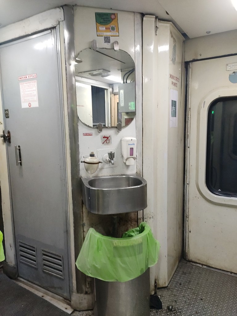 adarshvrm001's tweet photo. This is ndls hwh rajdhani 02306 can you belive it @RailMinIndia @RailwaySeva @IRCTCofficial @DRMDELHIDIVN @drmhowrah https://t.co/uv7O1s2SUz