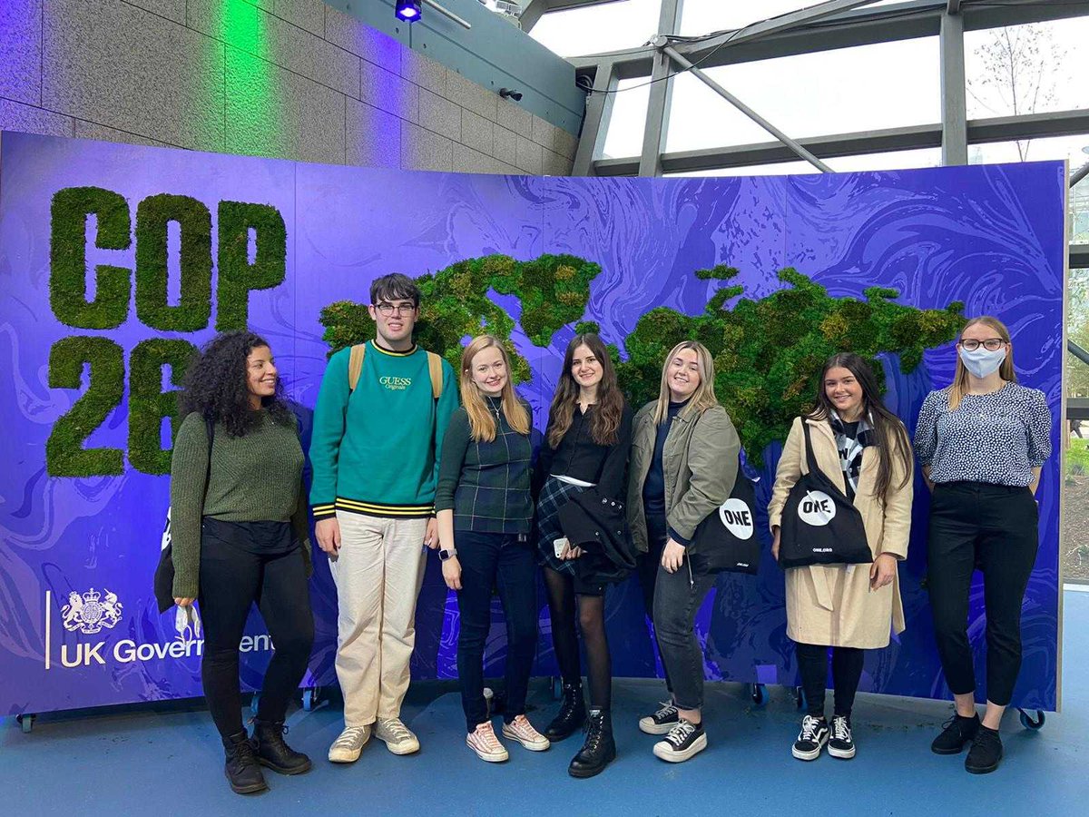 ONEintheUK's tweet photo. While at #COP26, our #ONEActivists are taking the opportunity to learn, network and leave messages of solidarity for #ClimateAction💚👏 https://t.co/11KuPOlYIx