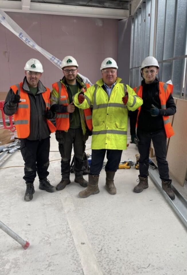 Family first💚 A great picture of our contracts director, Neil Podmore. Neil is pictured here with father, son and nephew, who all work at Roofdec. Great picture lads! #roofersoftwitter #family