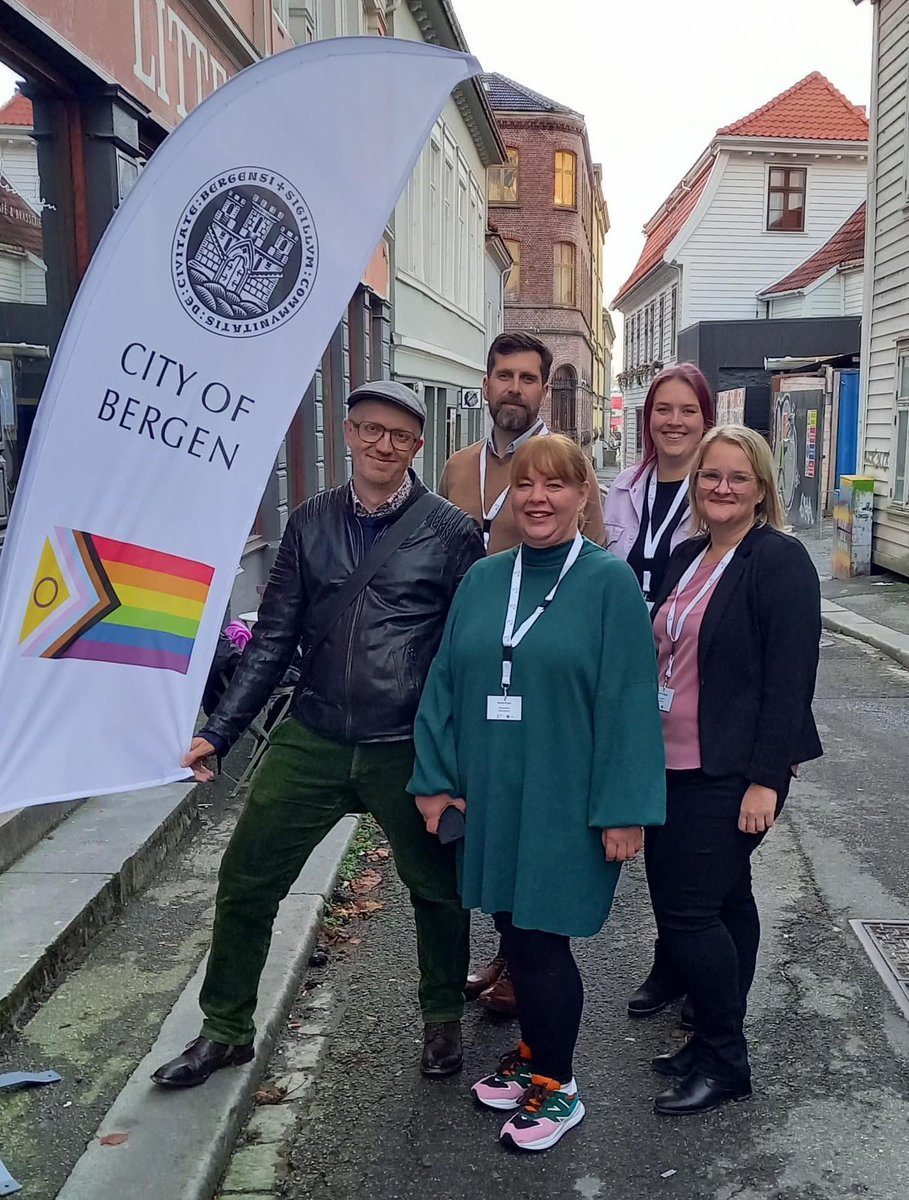 hh_bwfg's tweet photo. Hamburger Delegation bei dem jährlichen Treffen der Rainbow Cities. Dieses Mal in @bergenkommune, Norwegen.
Das Städte-Netzwerk @RainbowcitiesO setzt sich für den Schutz und die Unterstützung seiner LSBTI*-Bürger:innen ein 🌈.
@fegebanks
#rainbowcities #rainbowcitiesinaction https://t.co/7b4bCwq35P