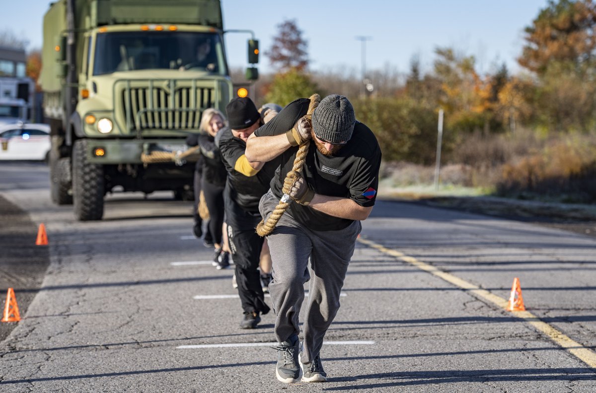 army_SM_armee's tweet photo. #BravoZulu à tous les participants de la Tirée du camion de la #CCMTDN de l’@Armeecanadienne! Nous avons amassé 1 970 $ pour les organismes de charité qui appuient les familles dans le besoin. Si ce n’est pas déjà fait, pensez à faire un don aujourd’hui : https://t.co/k0ZpAqfigh https://t.co/4yLYtGrbYe