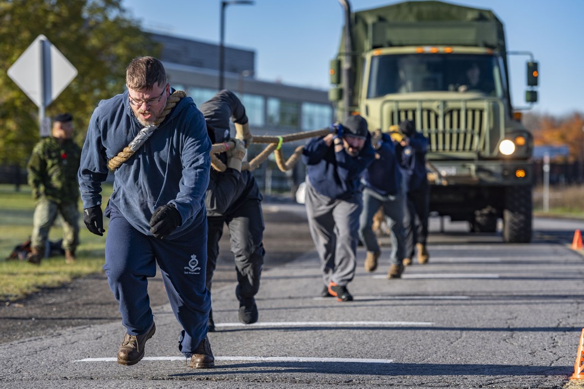 army_SM_armee's tweet photo. #BravoZulu à tous les participants de la Tirée du camion de la #CCMTDN de l’@Armeecanadienne! Nous avons amassé 1 970 $ pour les organismes de charité qui appuient les familles dans le besoin. Si ce n’est pas déjà fait, pensez à faire un don aujourd’hui : https://t.co/k0ZpAqfigh https://t.co/4yLYtGrbYe