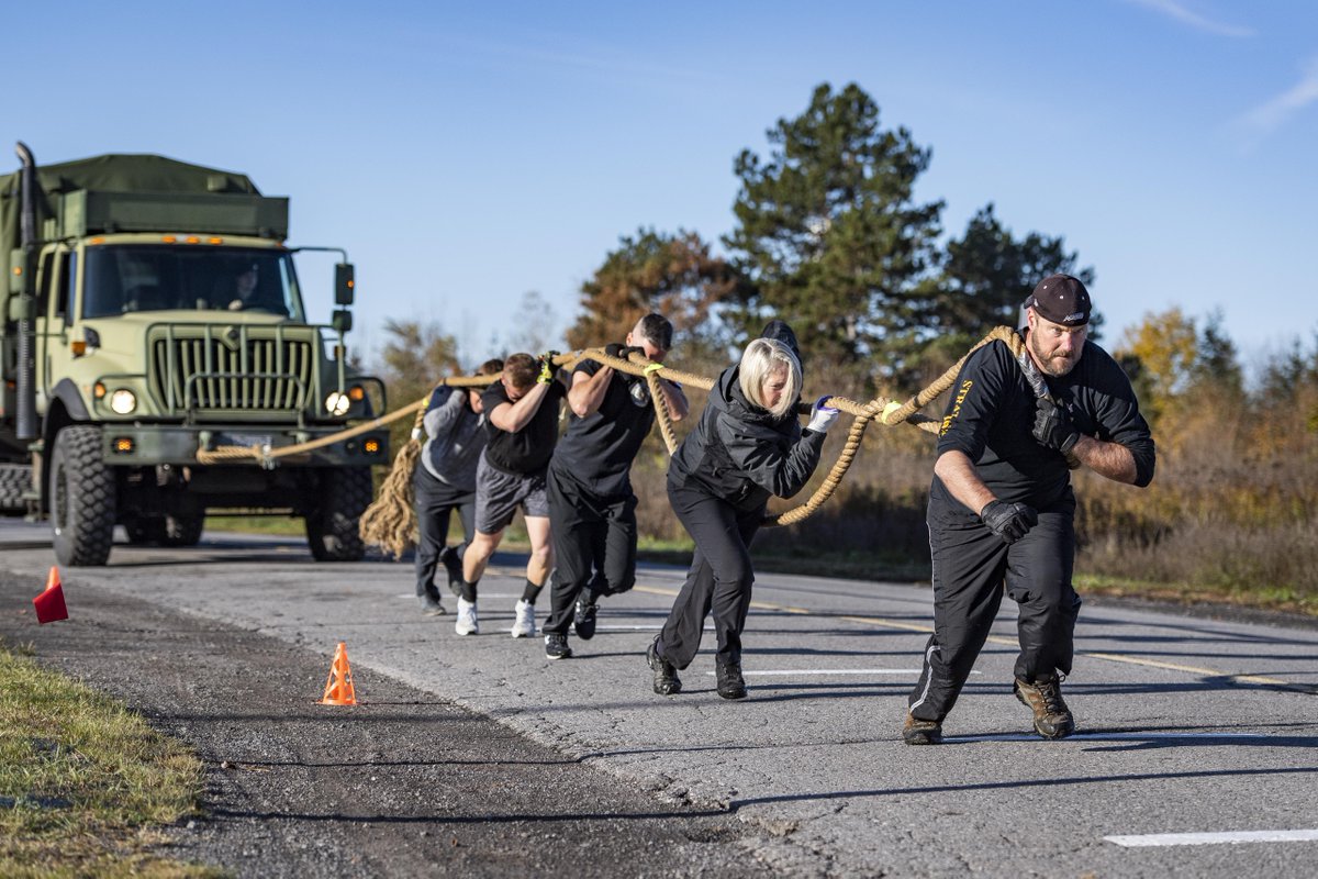 army_SM_armee's tweet photo. #BravoZulu à tous les participants de la Tirée du camion de la #CCMTDN de l’@Armeecanadienne! Nous avons amassé 1 970 $ pour les organismes de charité qui appuient les familles dans le besoin. Si ce n’est pas déjà fait, pensez à faire un don aujourd’hui : https://t.co/k0ZpAqfigh https://t.co/4yLYtGrbYe