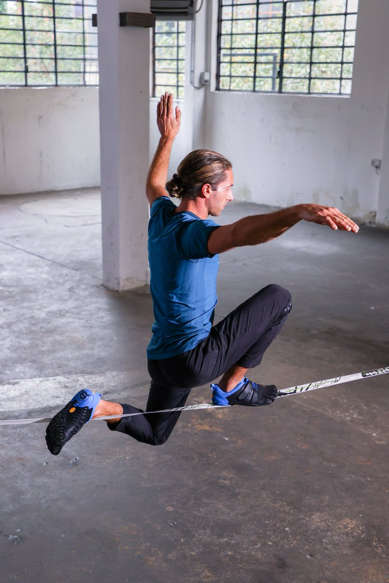 VibramFF_EU's tweet photo. Reach your balance and focus on your goal with 
#VibramFiveFingers V-Train 2.0
Discover all the colors on our website https://t.co/DpiWAkOezy
Ph: Achille Mauri
#YourConnectionToEarth https://t.co/O3kjgejHSX