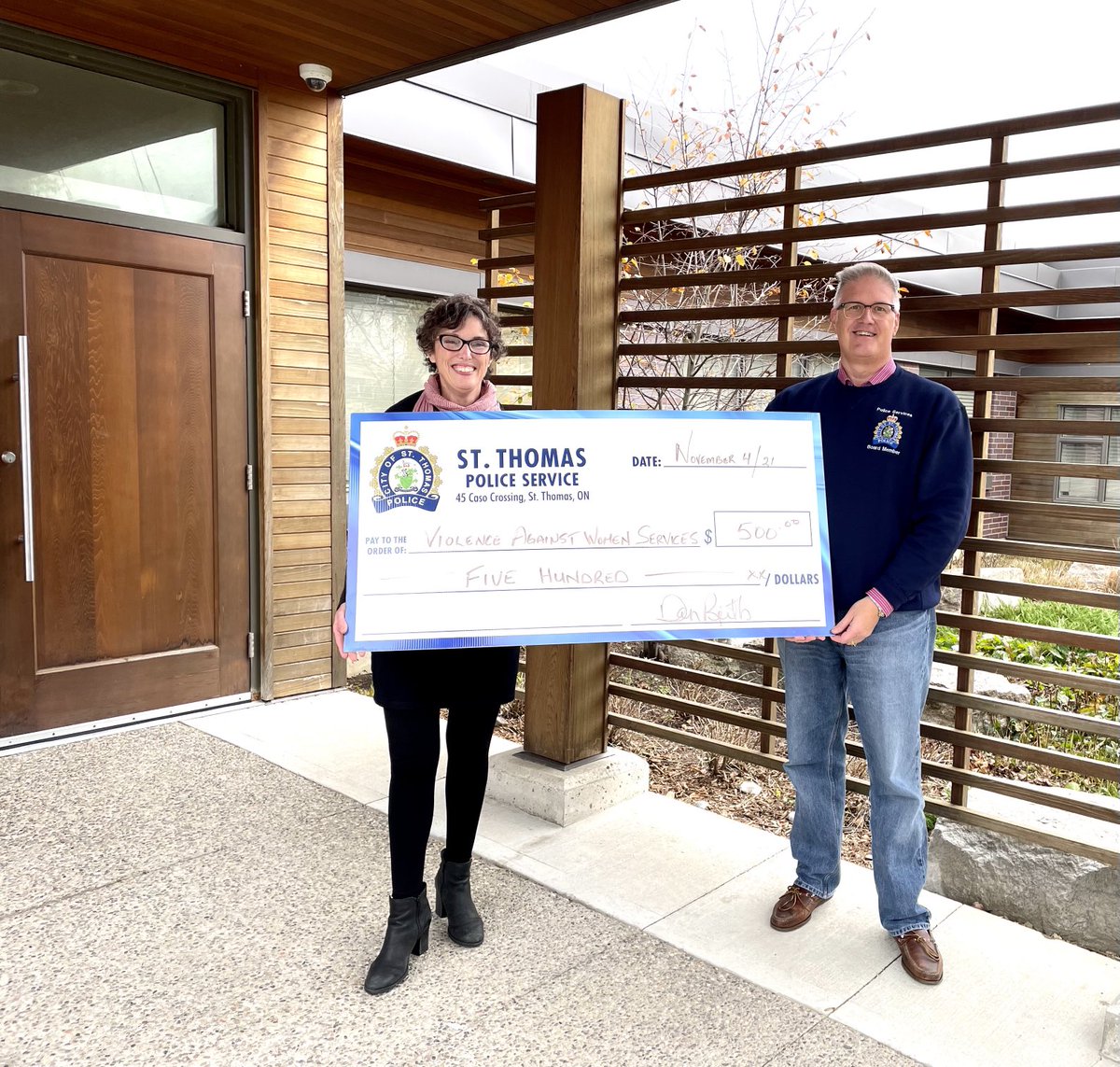 So much #CommunityLove shared in the first week of #WomanAbusePreventionMonth 💕 Thank to ⁦<a href="/STPSmedia/">St. Thomas Police</a>⁩ Police Services Board for your leadership &amp; kind gift to support families pursuing their hopes for safety ⁦<a href="/BuildHopeElgin/">VAW Services Elgin</a>⁩ Beautiful! 
#StrengthInNumbers