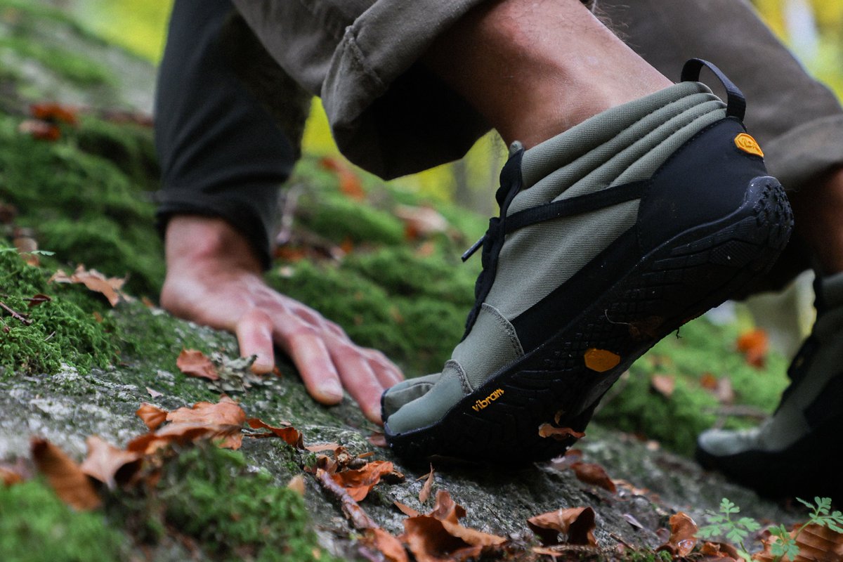 VibramFF_EU's tweet photo. For your fall walks, it's important that your feet stay 
warm. This is possible by wearing #VibramFiveFingers V-Trek Insulated.
Discover the models that suit your needs at: 
https://t.co/DpiWAkwDaY
#YourConnectionToEarth https://t.co/zA0OIkuPKf