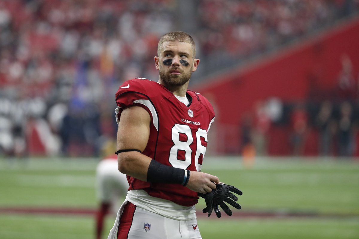 AdamSchefter's tweet photo. Cardinals’ TE Zach Ertz named the Week 9 NFLPA Community MVP after launching a program to provide meals for Arizona food banks and breaking ground on his foundation’s House of Hope project to create a safe space for Philadelphia youth. https://t.co/6jWxLujFiq