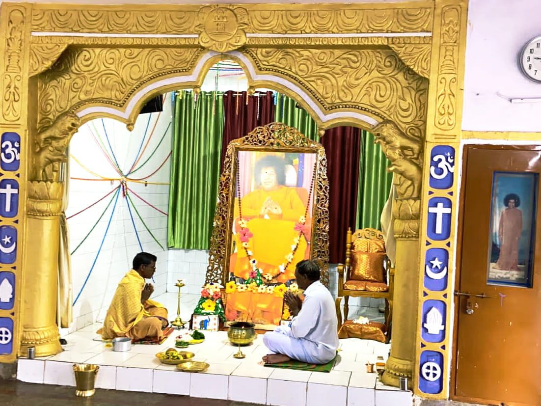 sathyasaiodisha's tweet photo. Loving Sairam..
With the Blessings of Sri Sathya Sai Baba, Nabarangpur Samithi of Nabarangpur District observed divine flag hosting, Sodashaupachar Puja and Bhajan on the occasion Sai Avatar Declaration Day on 20th October 2021.
#Avatardeclarationday
#Nabarangpur
-Media Team https://t.co/E4z4ZwlTql